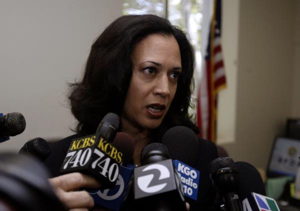 District Attorney Kamala Harris speaking at a news co<em></em>nference a<em></em>bout not seeking the death penalty in Officer Isaac Espinoza's case